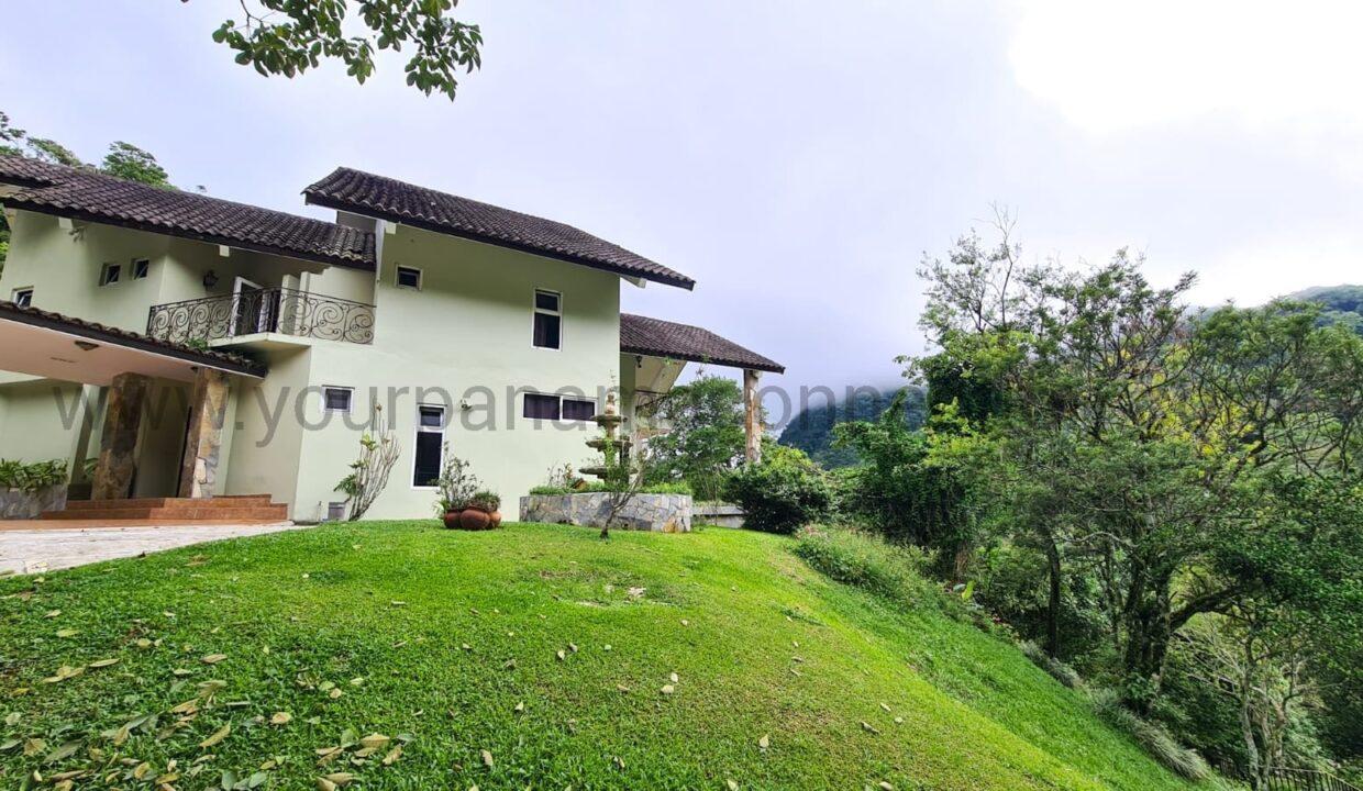 side of house for sale in el valle panama
